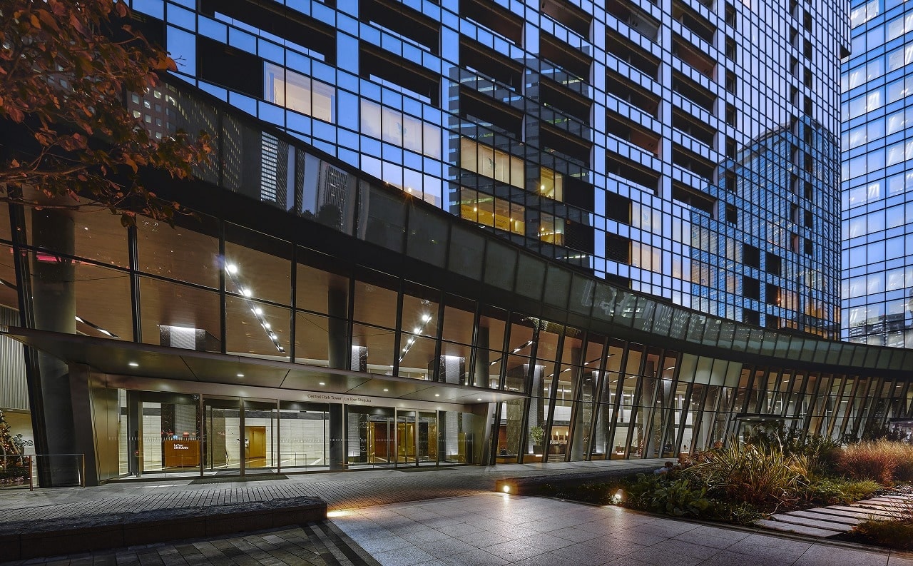 本社のエントランス、ラ・トゥール新宿