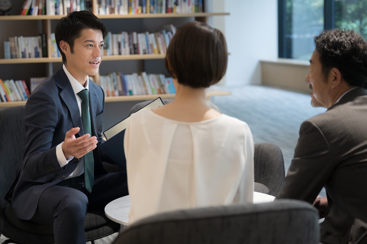 商談でお客様に提案を行うビジネスマン